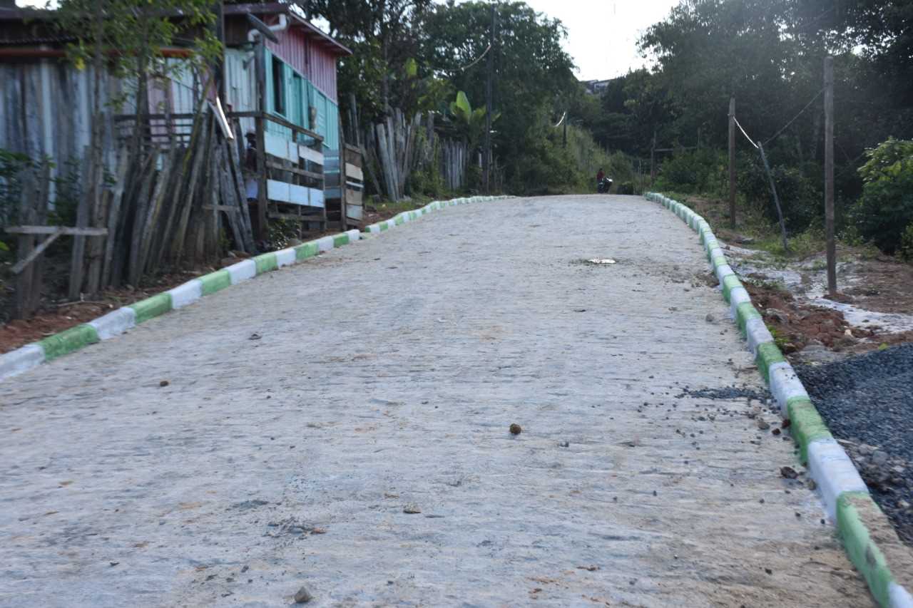 Secretaria de Obras conclui calçamento da rua da Jaqueira e recupera muro e rua na Getúlio Vargas